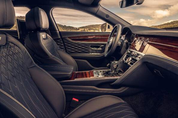 Bentley Flying Spur: luxusní sedan spojující tradici a technologie Fotografie 6