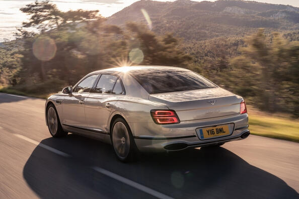 Bentley Flying Spur: luxusní sedan spojující tradici a technologie Fotografie 4