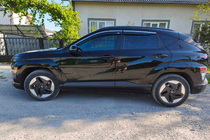 Hyundai Kona 2023– Okenní ofuky s chromovanou lištou (4 ks, Niken) fotografie 5