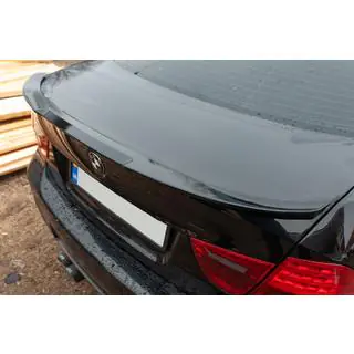 Spoiler ve stylu M4 (pro E90, k lakování)