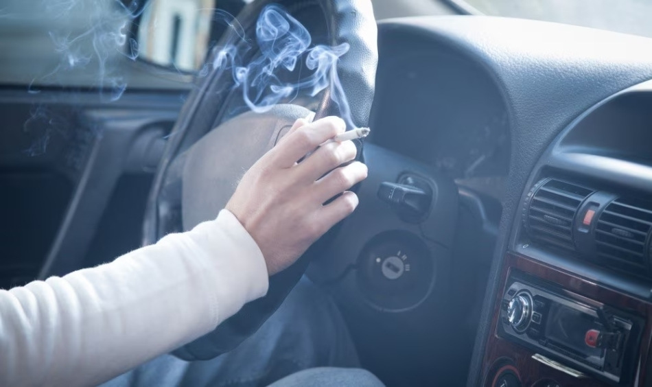 Jak se zbavit cigaretového zápachu v autě