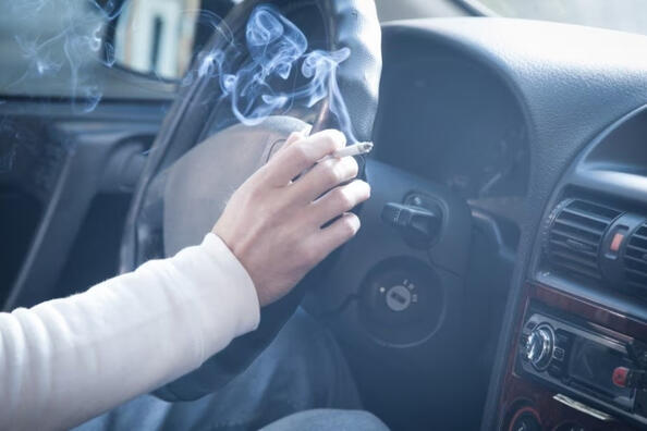 Jak se zbavit cigaretového zápachu v autě