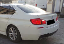 BMW řada 5 F10/F11 2010–2016 Spoiler MP-Style (pro F10, černý lesk) fotografie 3