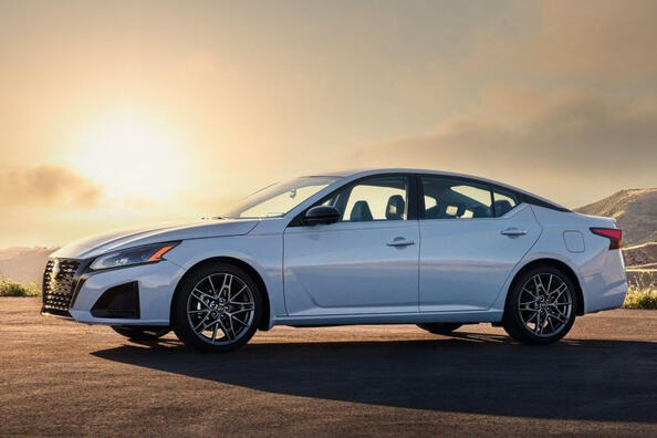 Nissan Altima: modernizovaný sedan pro pohodlnou jízdu