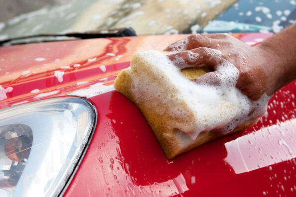 Čím je lepší mýt auto: kartáčem, nebo houbou?