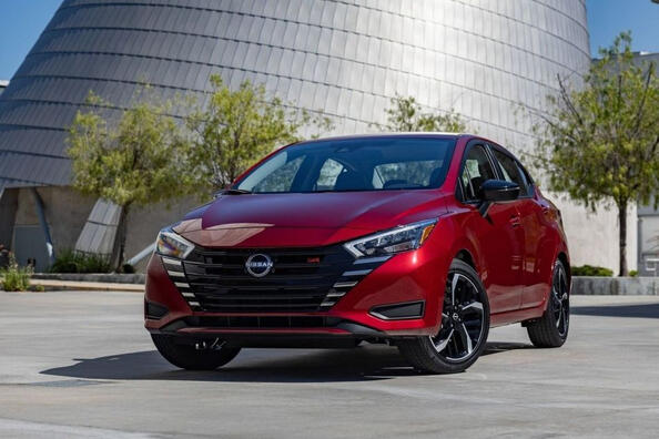 Recenze modernizovaného sedanu Nissan Versa