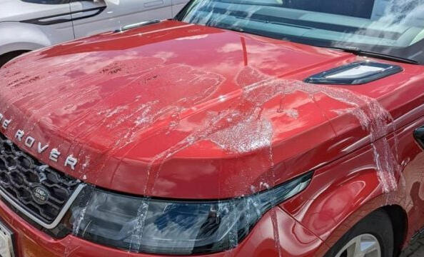 Co dělat, když je auto polité barvou nebo kyselinou?