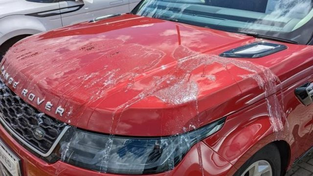 Co dělat, když je auto polité barvou nebo kyselinou?