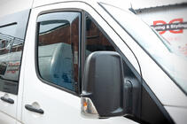 Mercedes Sprinter W906 2006–2018 Okenní deflektory vkládací (poloprůhledné, 2 ks, Cagatay) fotografie 3