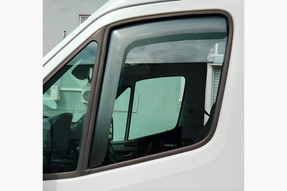 Mercedes Sprinter W907/W910 2018– Okenní deflektory vkládací (poloprůhledné, 2 ks, Cagatay) Fotografie 1