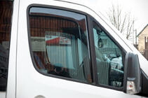 Volkswagen Crafter 2006–2016 Okenní deflektory vkládací (poloprůhledné, 2 ks, Cagatay) fotografie 1
