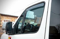 Volkswagen Crafter 2006–2016 Okenní deflektory vkládací (poloprůhledné, 2 ks, Cagatay) fotografie 6