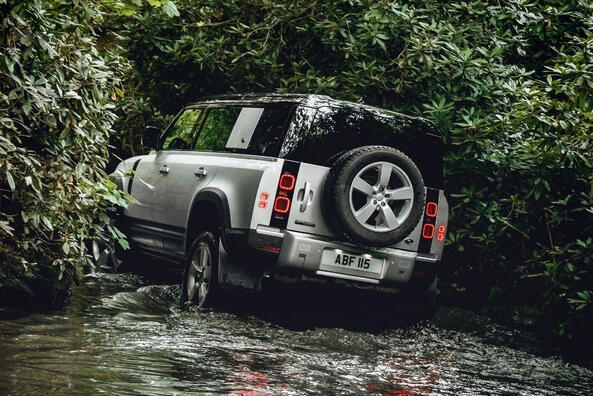 Test velkého výkonného SUV Land Rover Defender 110 Fotografie 4
