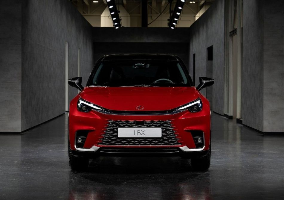 Test Lexus LBX: elegantní a technologický kompaktní crossover