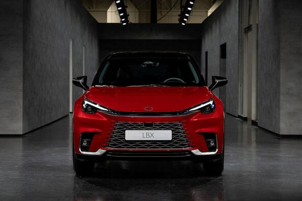 Test Lexus LBX: elegantní a technologický kompaktní crossover