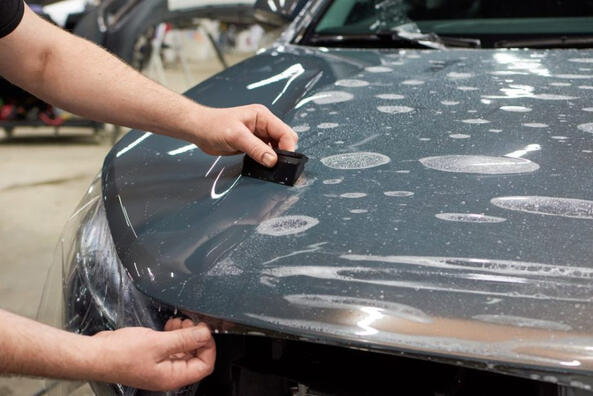 Vinyl nebo polyuretan: co je pro auto lepší?