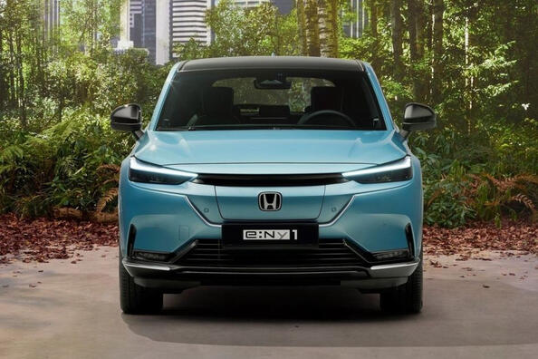 Test 204koňového elektrického crossoveru Honda e:Ny1