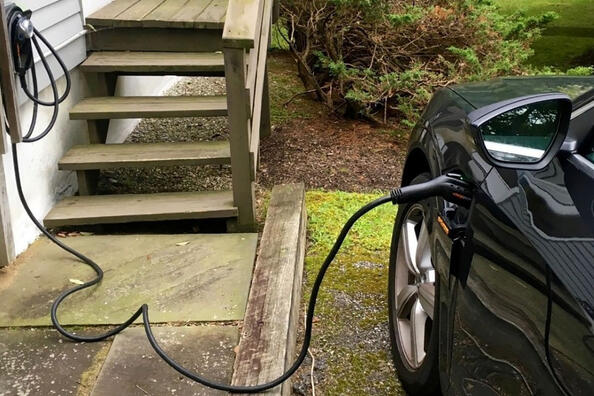Jak využít elektromobil k napájení domu: výhody a možnosti