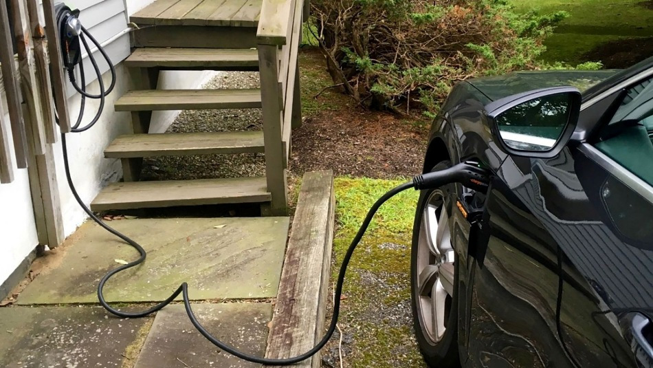 Jak využít elektromobil k napájení domu: výhody a možnosti