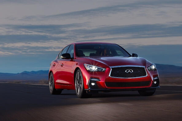 Recenze prémiového sedanu Infiniti Q50