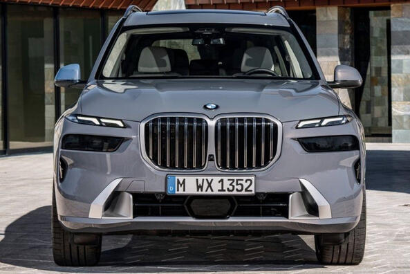 Recenze modernizovaného luxusního SUV BMW X7