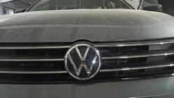 Volkswagen Jetta 2011–2018 Přední emblém fotografie 2