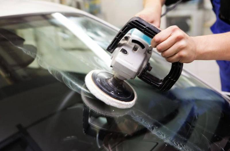 Proč je potřeba leštit čelní sklo automobilu?