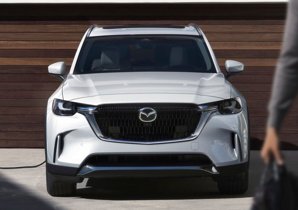 Recenze plnohodnotného vlajkového crossoveru Mazda CX-90