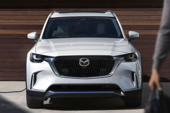 Recenze plnohodnotného vlajkového crossoveru Mazda CX-90