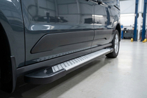 Ford Connect 2021– Boční nášlapy Allmond Grey (2 ks, hliník) Maxi (dlouhý rozvor) fotografie 2