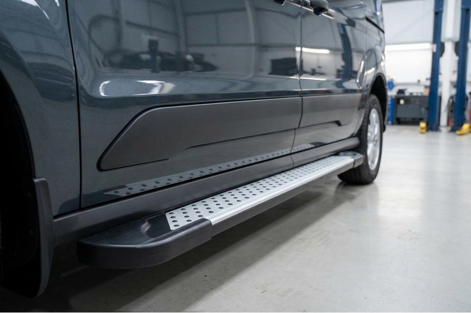 Ford Connect 2021– Boční nášlapy Allmond Grey (2 ks, hliník) Standardní základna Fotografie 2