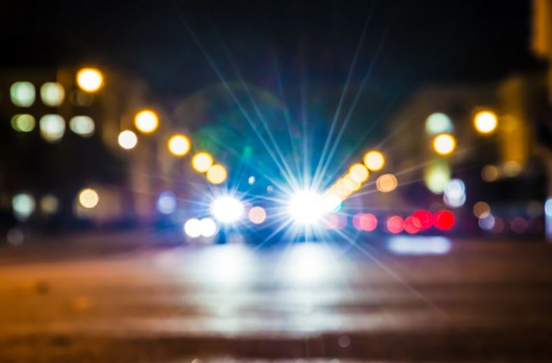 Proč jeden světlomet svítí víc než druhý: příčiny a řešení