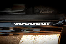 Volkswagen Passat B6 2006–2012 Kryty prahů Dotline (4 ks, nerez) fotografie 2