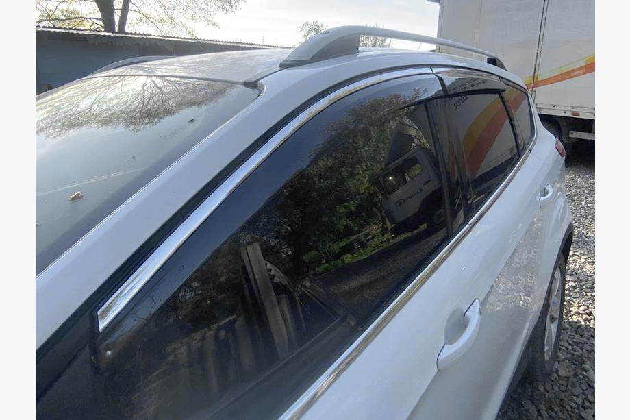 Ford Kuga/Escape 2013–2019 Okenní deflektory s chromovanou lištou Niken Luxury (4 ks) Image
