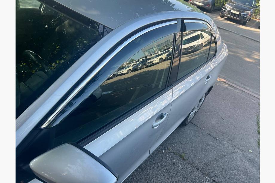 Skoda Rapid 2012–2019 Okenní deflektory s chromovanou lištou Niken Luxury (4 ks) Image