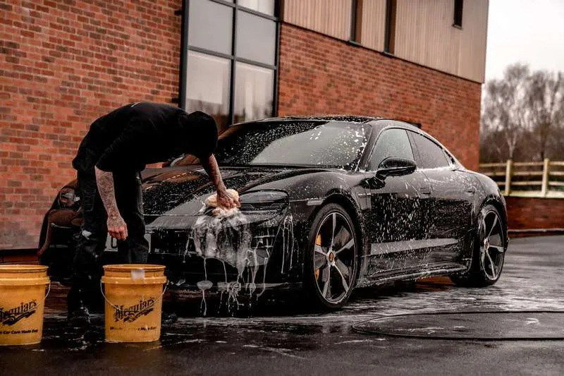 Jak umýt auto ručně, aby se nepoškodil lak?