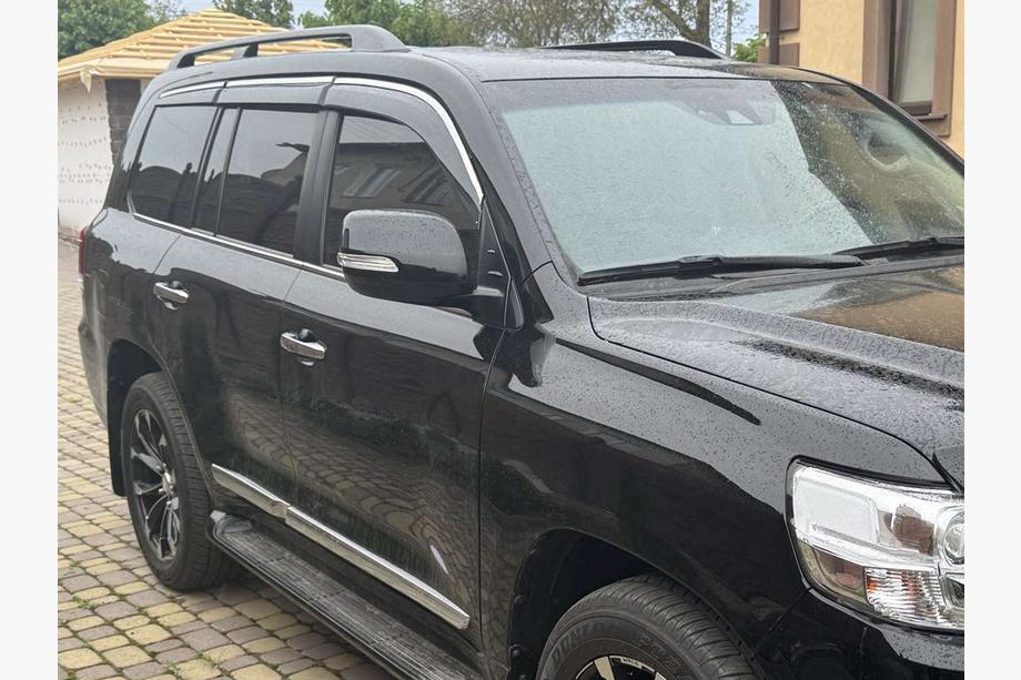 Toyota Land Cruiser 200 2007–2021 Ofuky oken s chromovou lištou Niken Luxury (6 ks) Fotografie 1