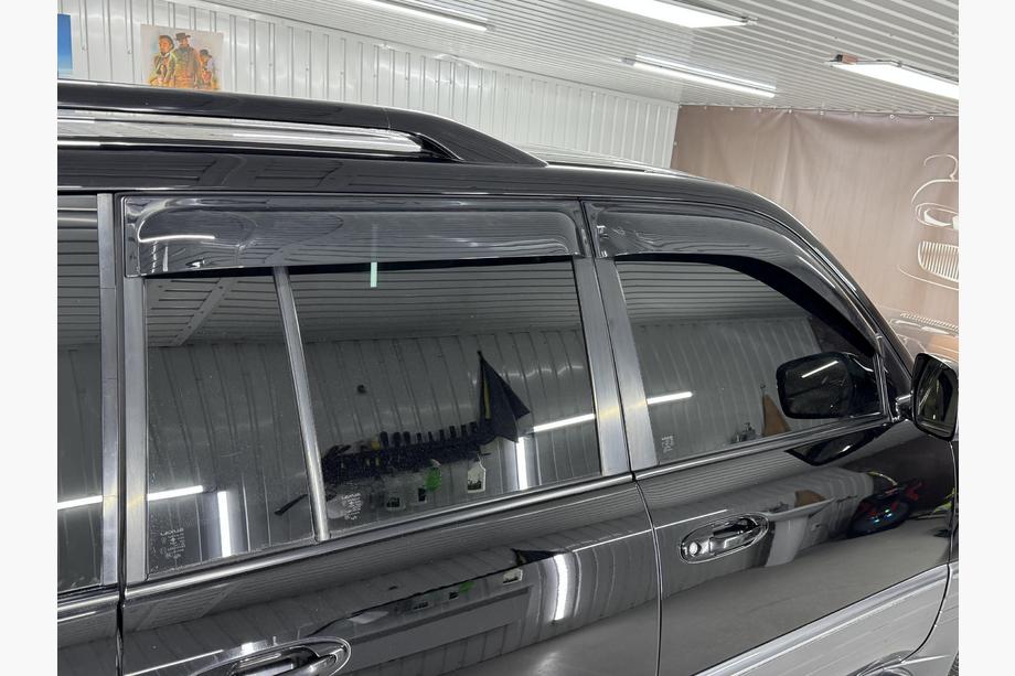 Toyota Land Cruiser 100 1998–2007 Okenní deflektory Niken Luxury (4 ks) Fotografie 12