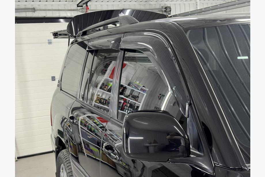 Toyota Land Cruiser 100 1998–2007 Okenní deflektory Niken Luxury (4 ks) Fotografie 9