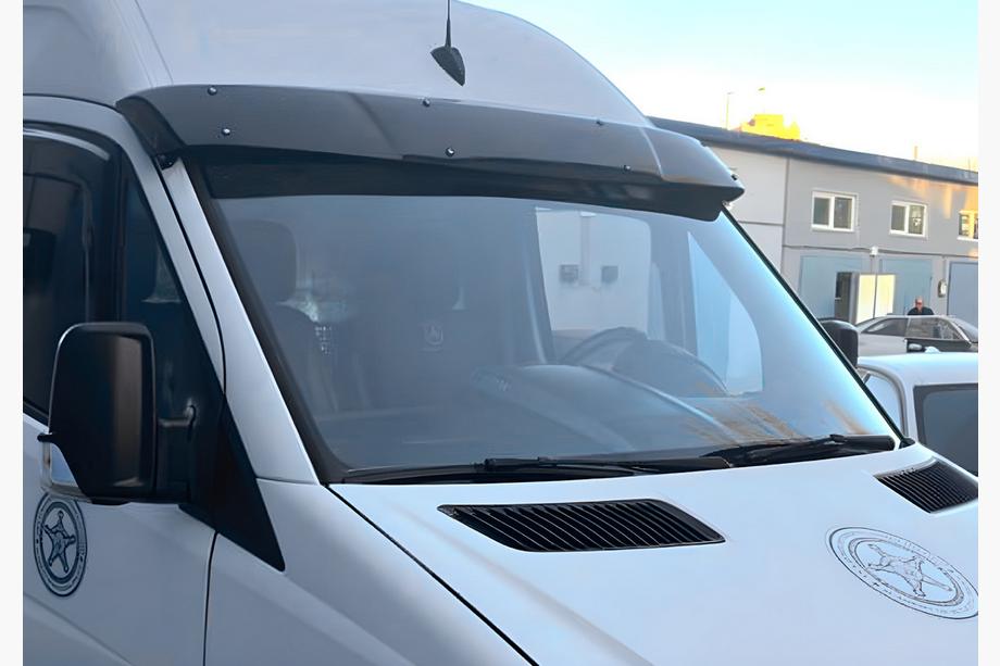 Mercedes Sprinter W906 2006–2018 Clona na čelní sklo V-3 (černý lesk, 5 mm) Image