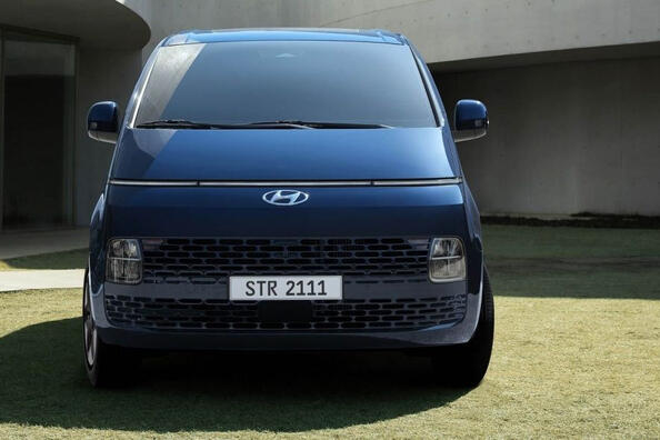Recenze Hyundai Staria: nový pohled na minivany