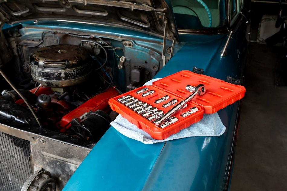 První pomoc pro auto: co by mělo být ve vaší cestovní sadě
