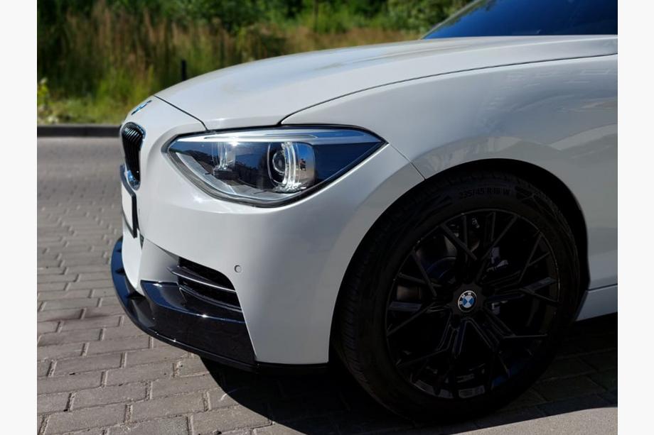 BMW řada 1 F20/F21 2011–2019 Přední lip nástavec DPT V-1 (pro M Performance, lesklá černá, 2 ks) Fotografie 13