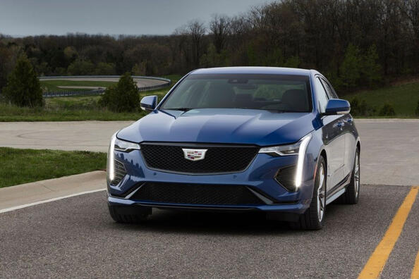 Recenze prémiového sedanu Cadillac CT4