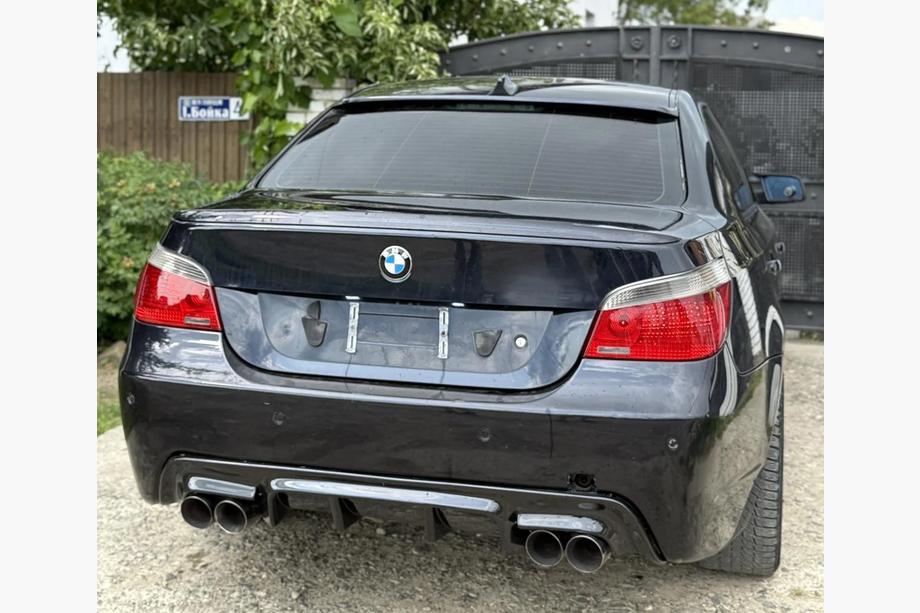 BMW řada 5 E60/E61 2003–2010 Zadní difuzor DPT V-2 (pro M-Sport, lesklá černá) Image