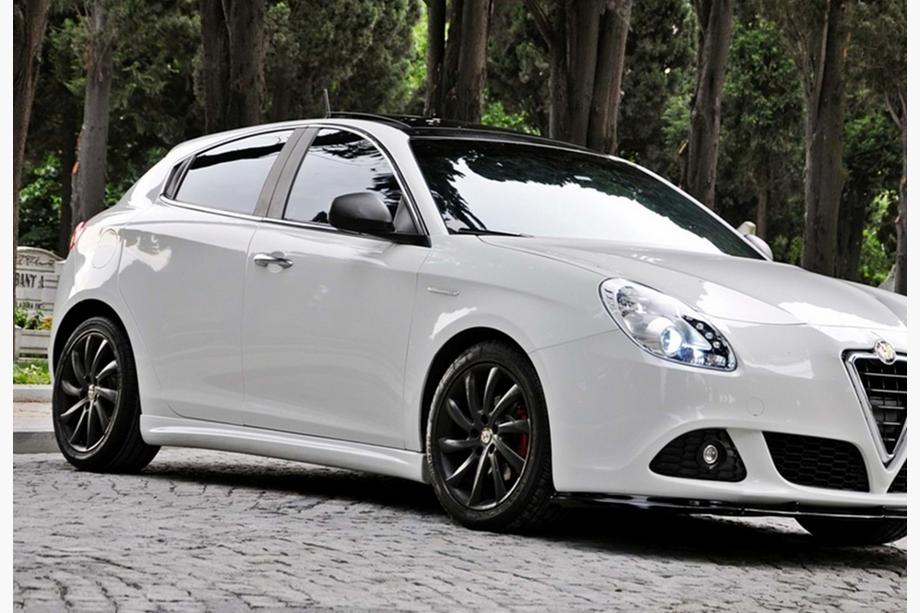 Alfa Romeo Giulietta 2010–2020 Boční prahy DPT (černý lesk) Image