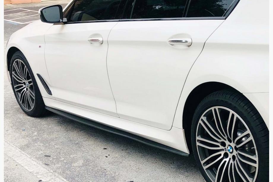 BMW řada 5 G30/G31 2017–2023 Prahové nástavce DPT V-1 (pro prahy M-Sport/M5, lesklá černá) Fotografie 1