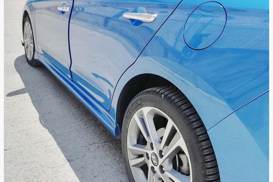 Hyundai Elantra (AD) 2015–2020 Boční prahy DPT (černý lesk) Image