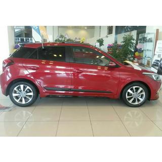 Boční prahy DPT (2014-2020, černý lesk) Hyundai I-20 2014–2020 fotografie 1