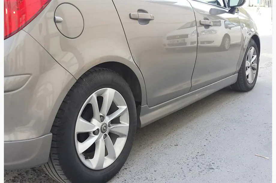 Opel Corsa D 2007–2014 Boční prahy DPT V-3 (černý lesk) Image